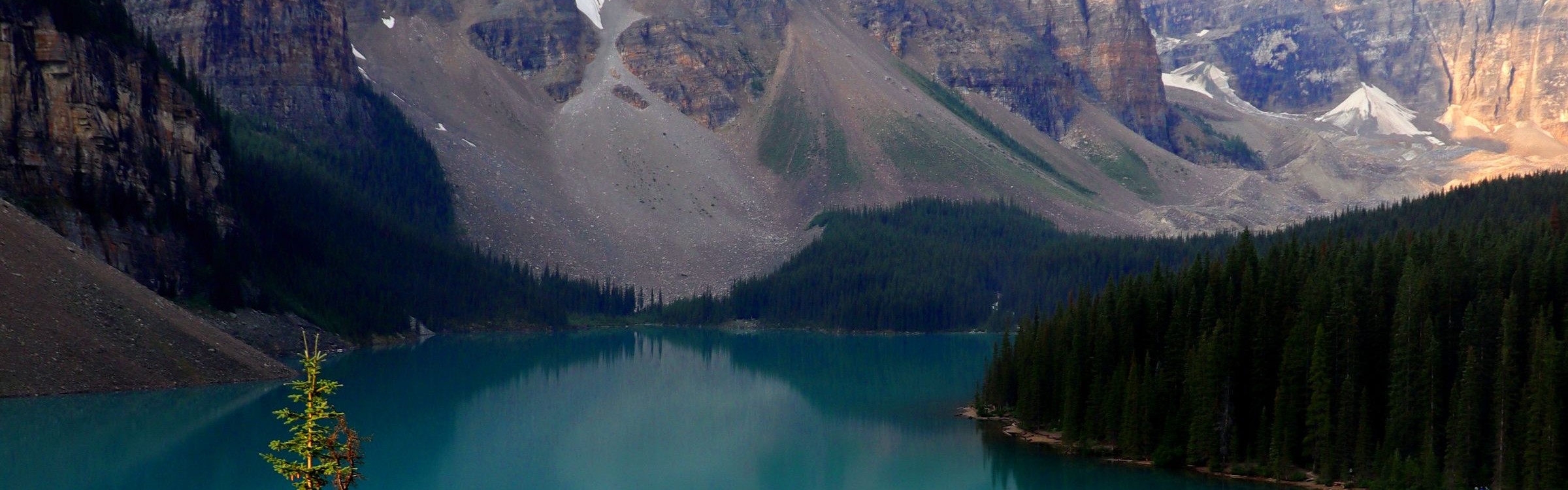 Moraine Lake and the mountains around it in Alberta
