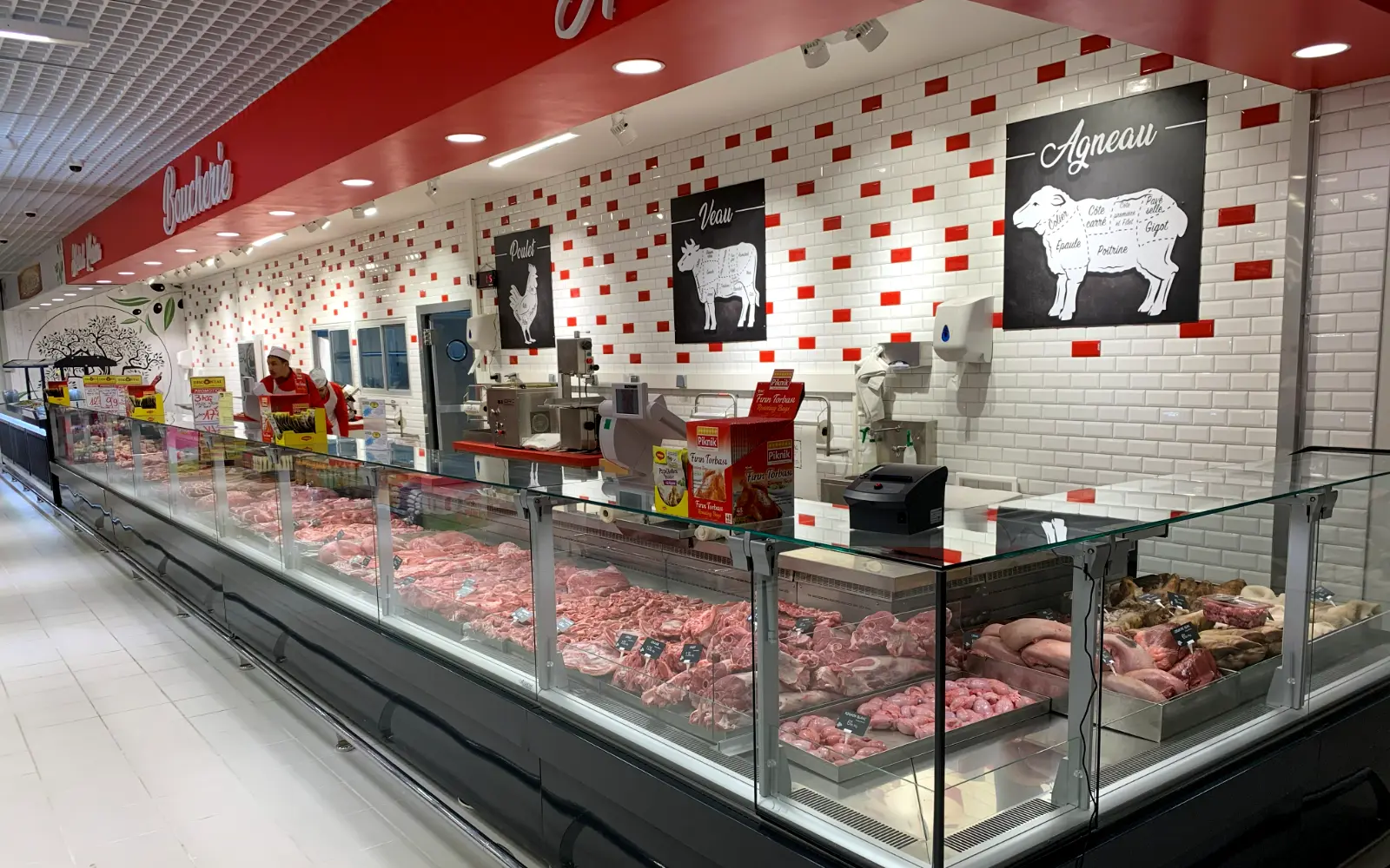Les bouchers de Discontal derrière le comptoir de la boucherie halal
