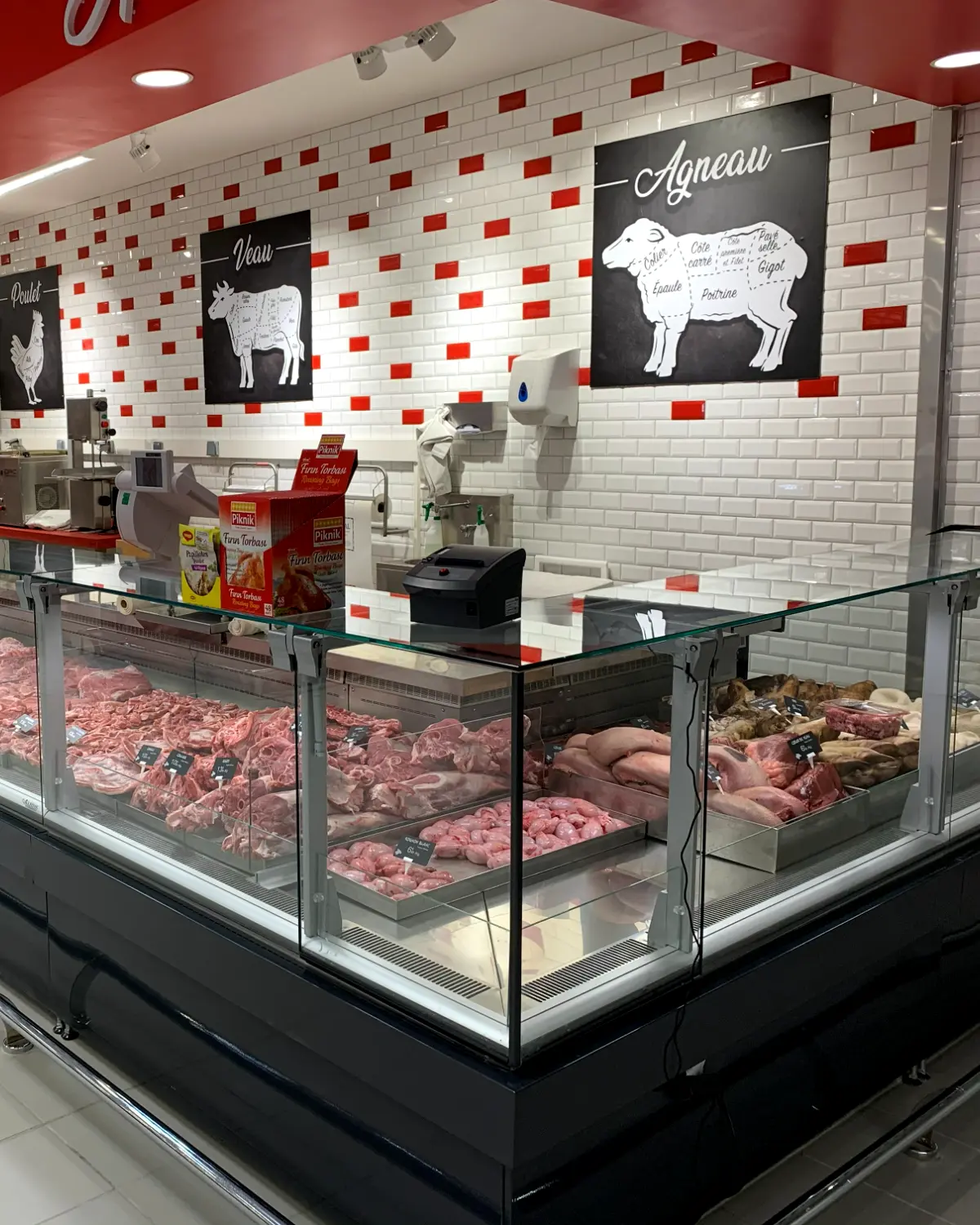 Vitrine de la boucherie halal Discontal avec les morceaux d'agneau, de veau et de poulet