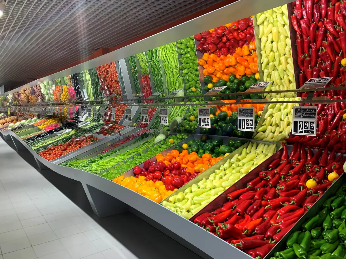 Étal de fruits et légumes frais du supermarché Discontal