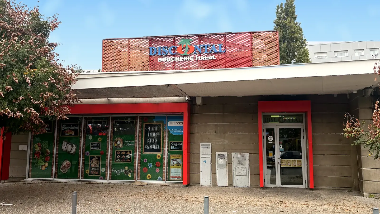 Façade du magasin Discontal à Clermont-Ferrand, enseigne Boucherie halal