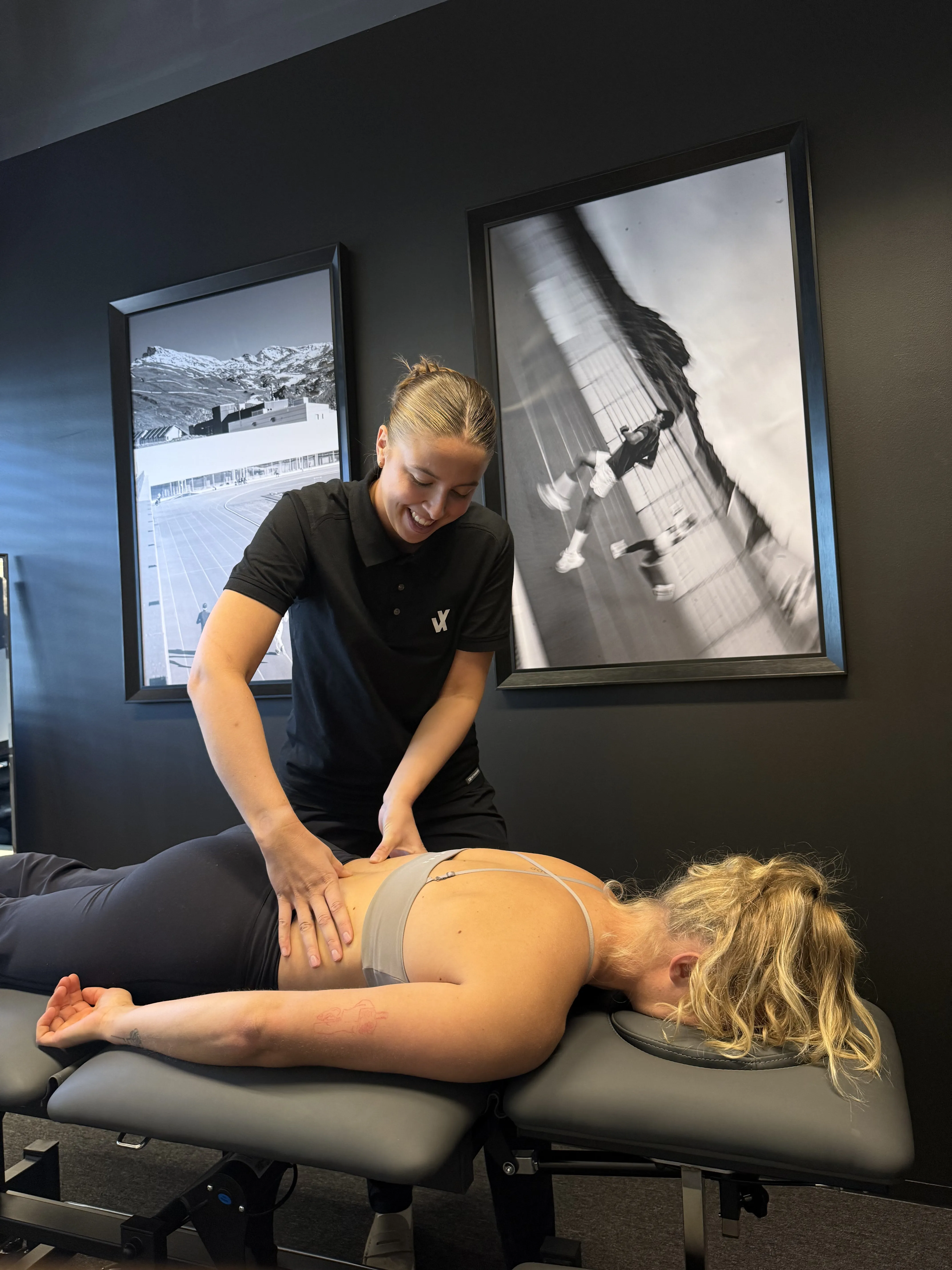 Hanna demonstrerer massasje hos Vantix Performance
