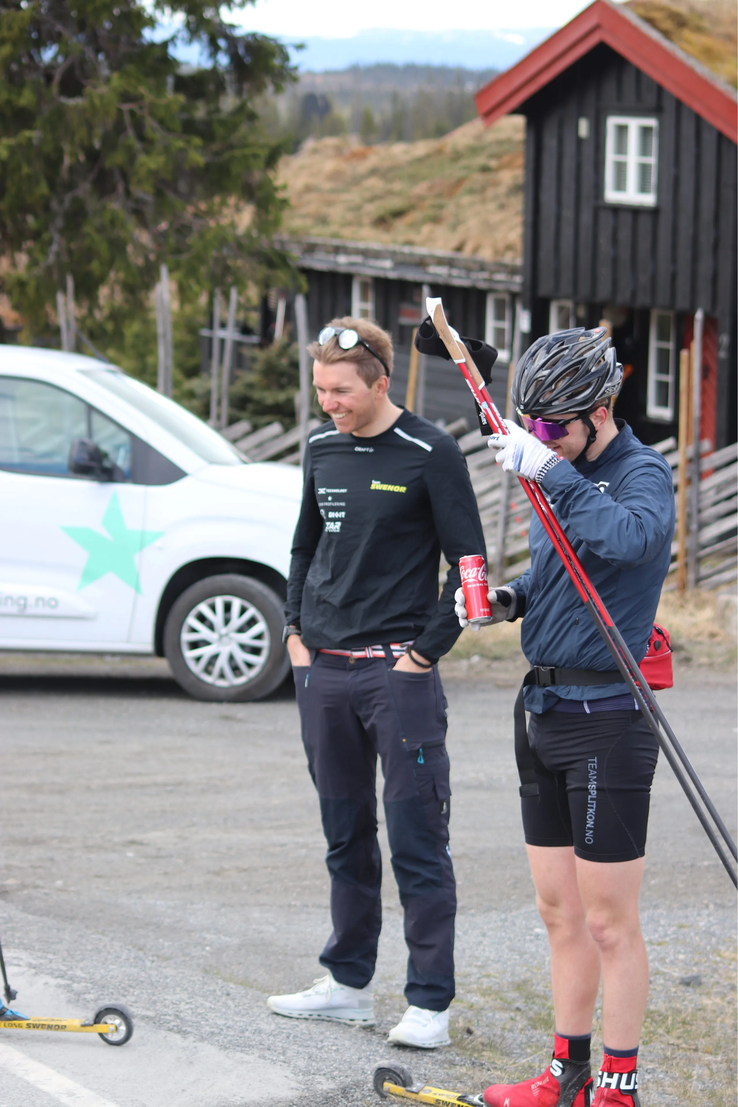 Vetle Leander Johansen sammen med en langrennsutøver på trening
