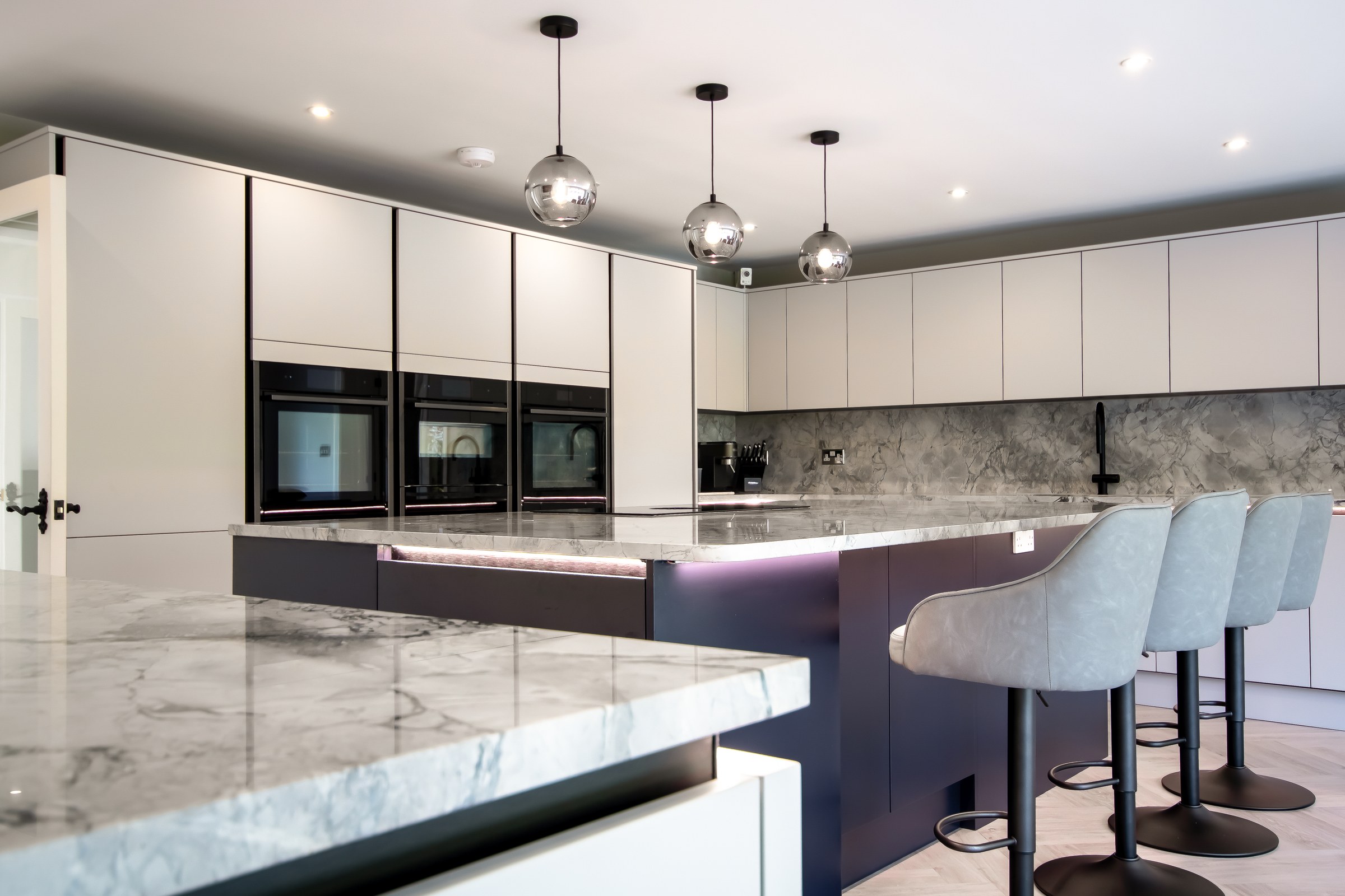 Surrey Peaks kitchen island with breakfast seating