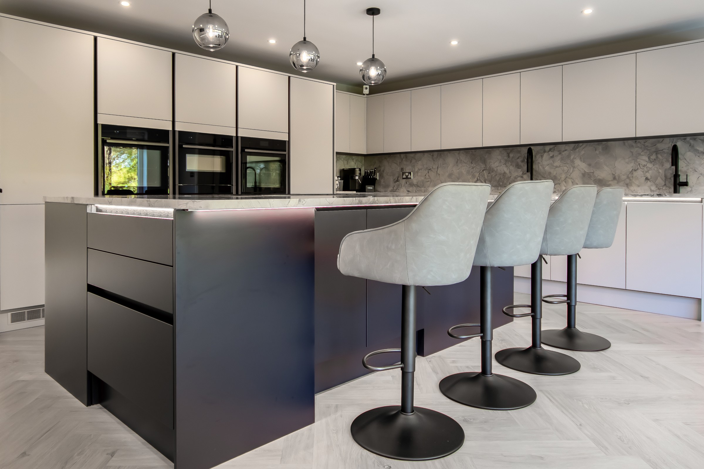 Surrey Peaks kitchen island with breakfast seating