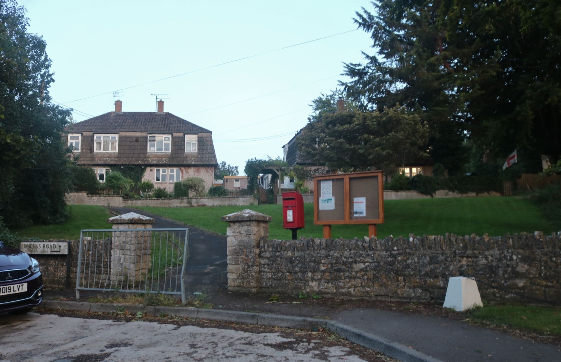 Houses near the church in Hannington