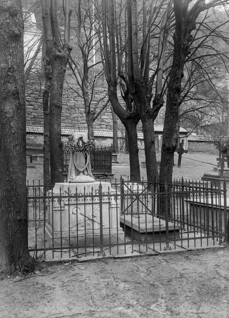 Johan Nordahl Bruns gravmonument med citar og smijernsgjerde på Domkirkegården, fotografert mellom 1922 og 1924.