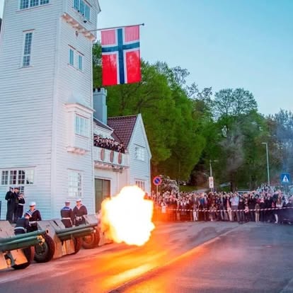 Saluttkanoner avfyres foran Skansen brannstasjon på 17. mai