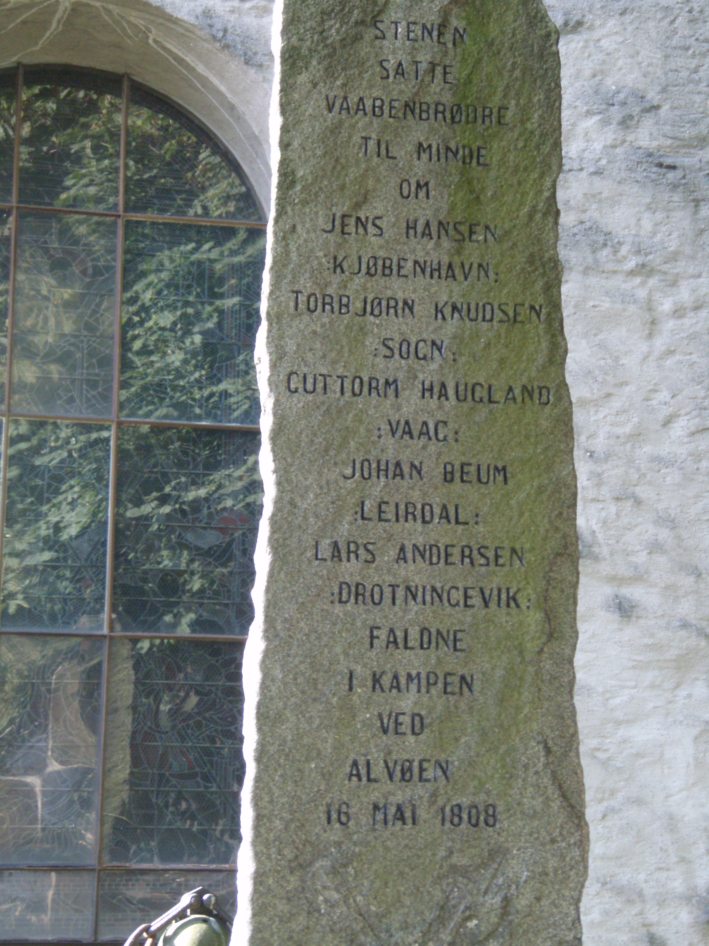 Navnene på de fem falne på Alvøen-bautaen ved Korskirken.