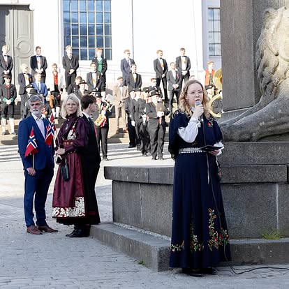 Tale under bekransningen av Christiestøtten i 2024. Foto: Silje Katrine Robinson.