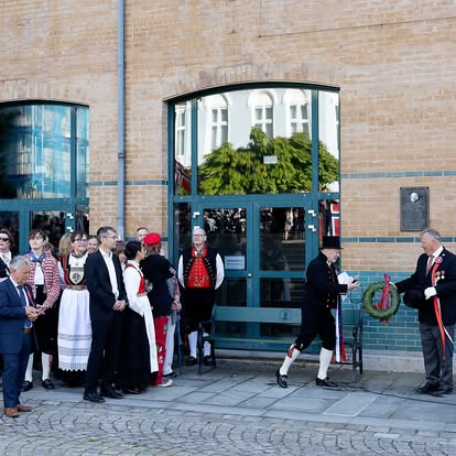 Bekransning av John Lunds minneplate på John Lunds plass i 2024.