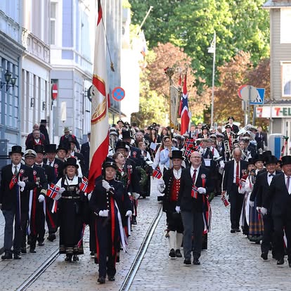 Morgenprosesjonen følger ruten gjennom byen