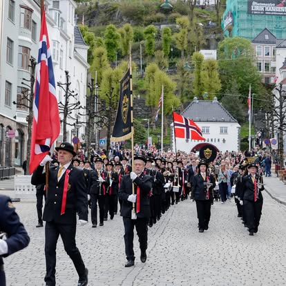 Flagg og faner gjennom Bergens gater