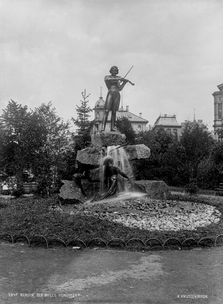 Historisk bilde av Ole Bull-monumentet med fiolinisten og fossegrimen.