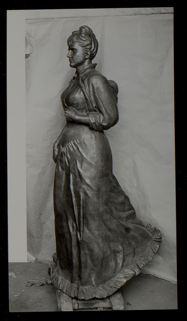 Historisk atelierfotografi av Maja Refsums Amalie Skram-skulptur.