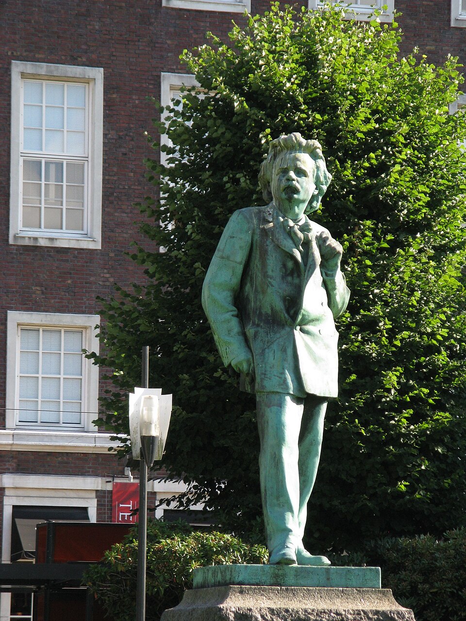 Ingebrigt Viks statue av Edvard Grieg i Byparken.