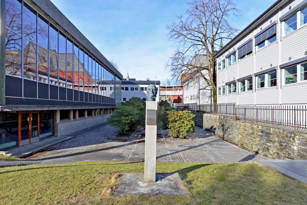 Ivar Aasens byste utenfor Universitetsbiblioteket i Bergen.