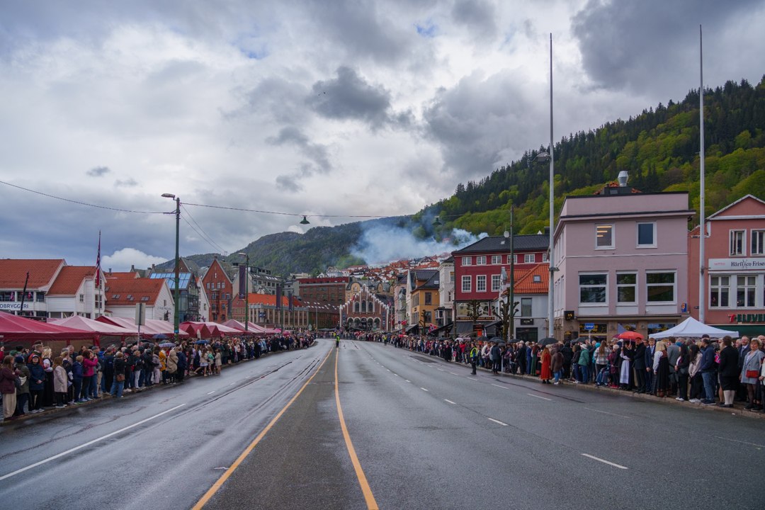 Tilskuere langs prosesjonsruten ved Bryggen – A7400089