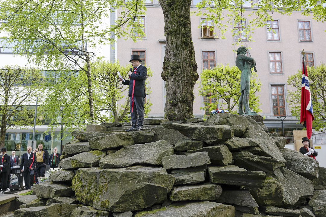 Markering ved et minnesmerke med trompetist og publikum – _SKR5093