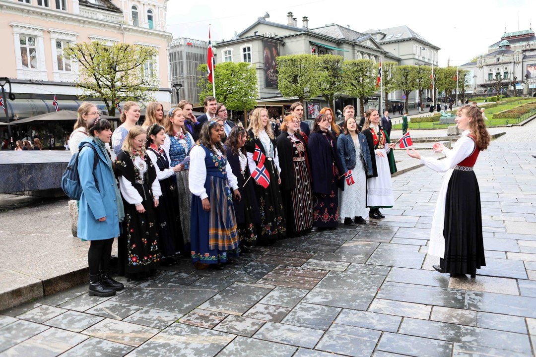 Kor med dirigent og paraplyer ved musikkpaviljongen – 700305968_10243387323275719_3766534468169618750_n
