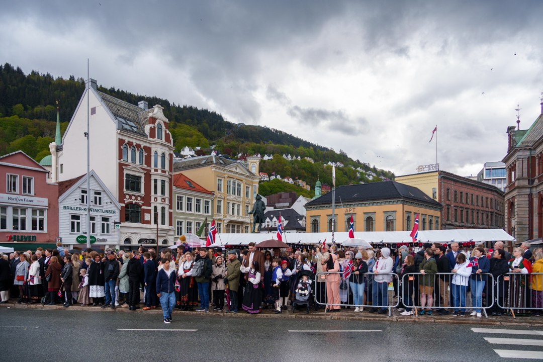 Tilskuere langs prosesjonsruten ved Bryggen – A7400091