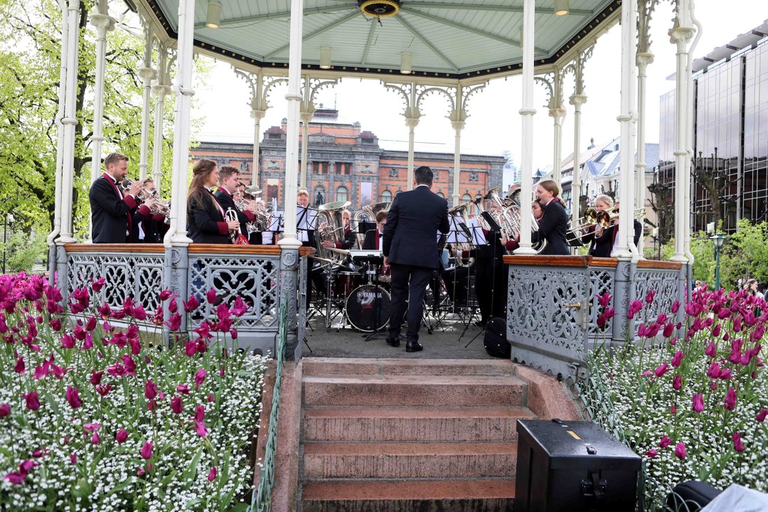 Musikere i den blomsterpyntede musikkpaviljongen – 700530682_10243387330635903_1813823821451146455_n