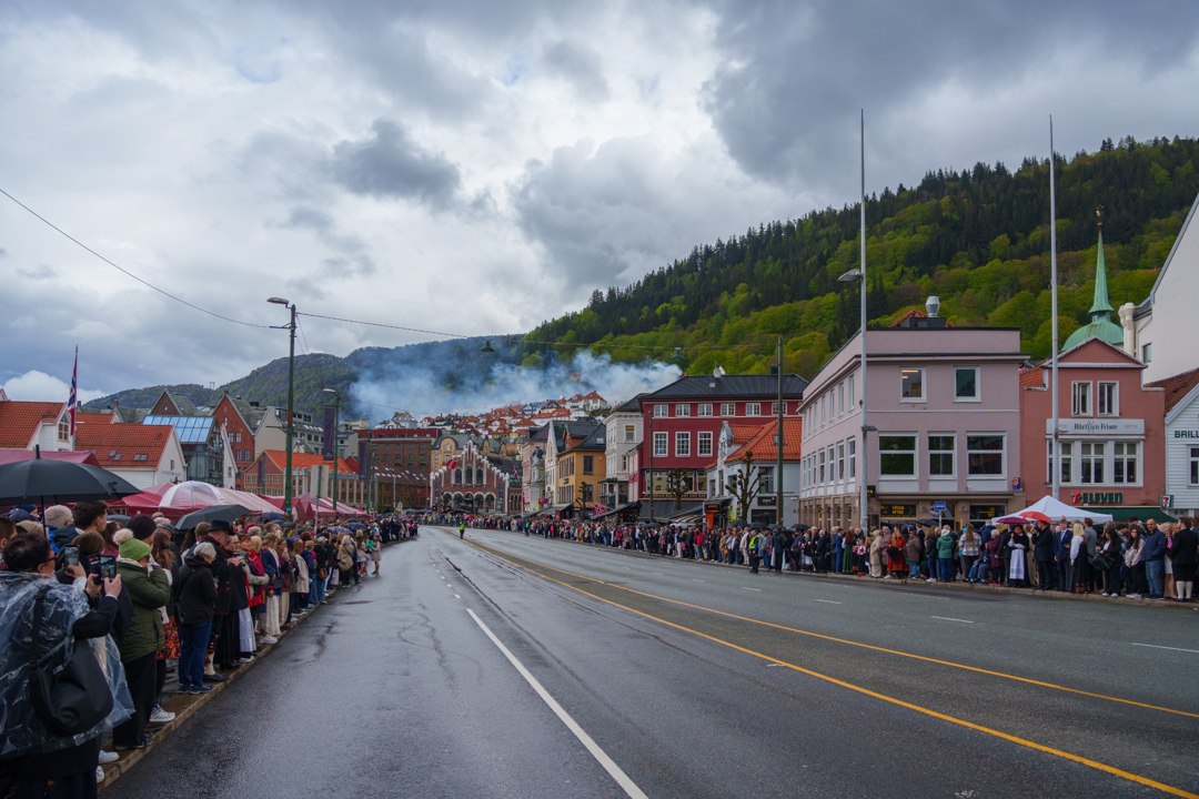 Tilskuere langs prosesjonsruten ved Bryggen – A7400095