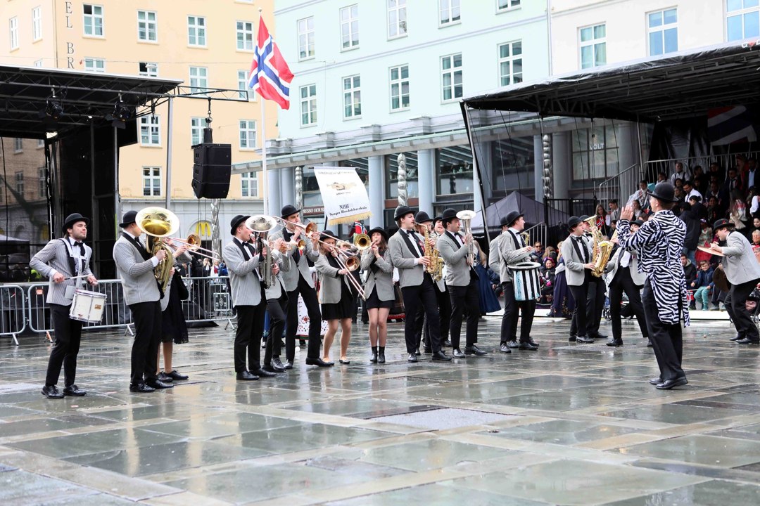 Korps med dirigent på en utendørsscene – 700669735_10243387327955836_1521336245741488_n