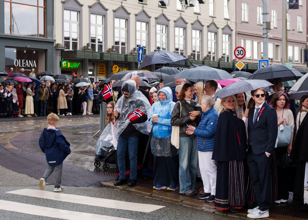 Tilskuere langs prosesjonsruten ved Bryggen – A7400123