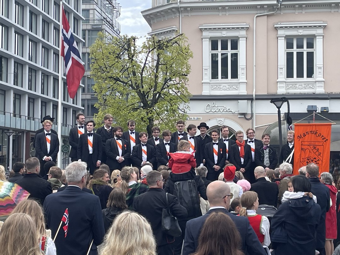 Kor på utendørsscene foran publikum – IMG_5386