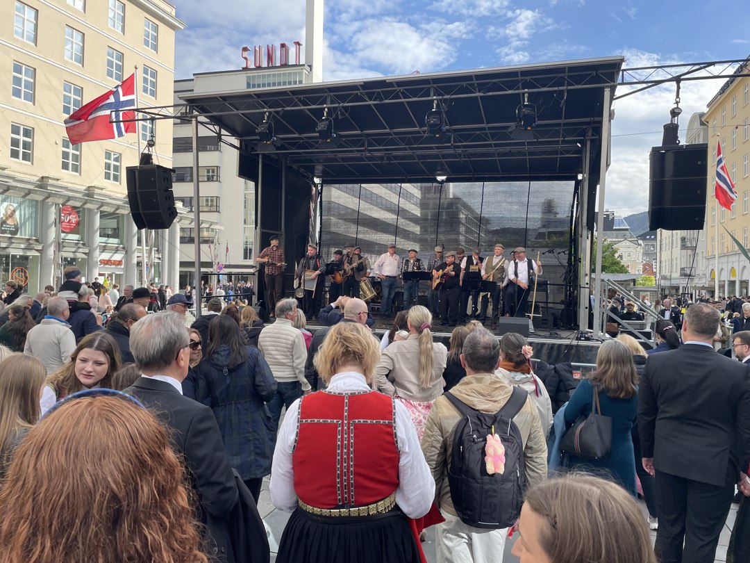 Publikum foran en utendørsscene – IMG_5403