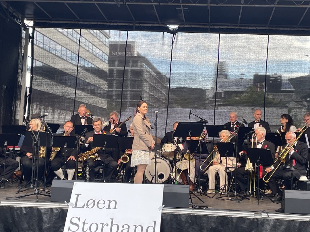Storband med saksofoner og trompeter på scenen – IMG_5412