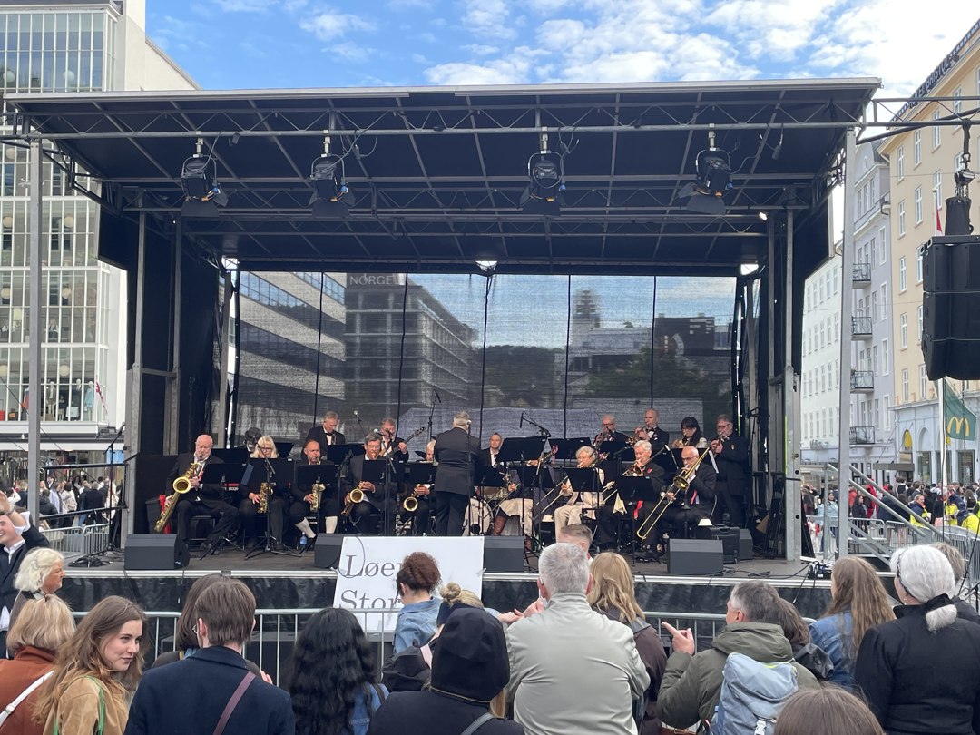 Storband og publikum ved utendørsscenen – IMG_5420
