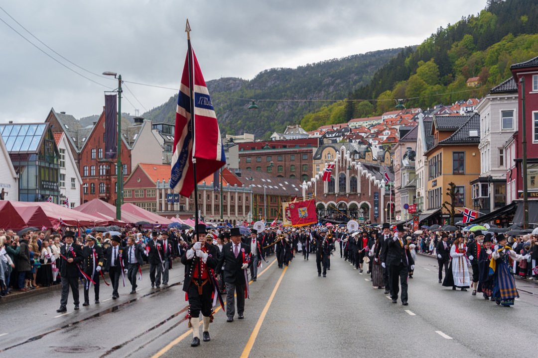 Flaggbærere og deltakere i hovedprosesjonen – A7400150