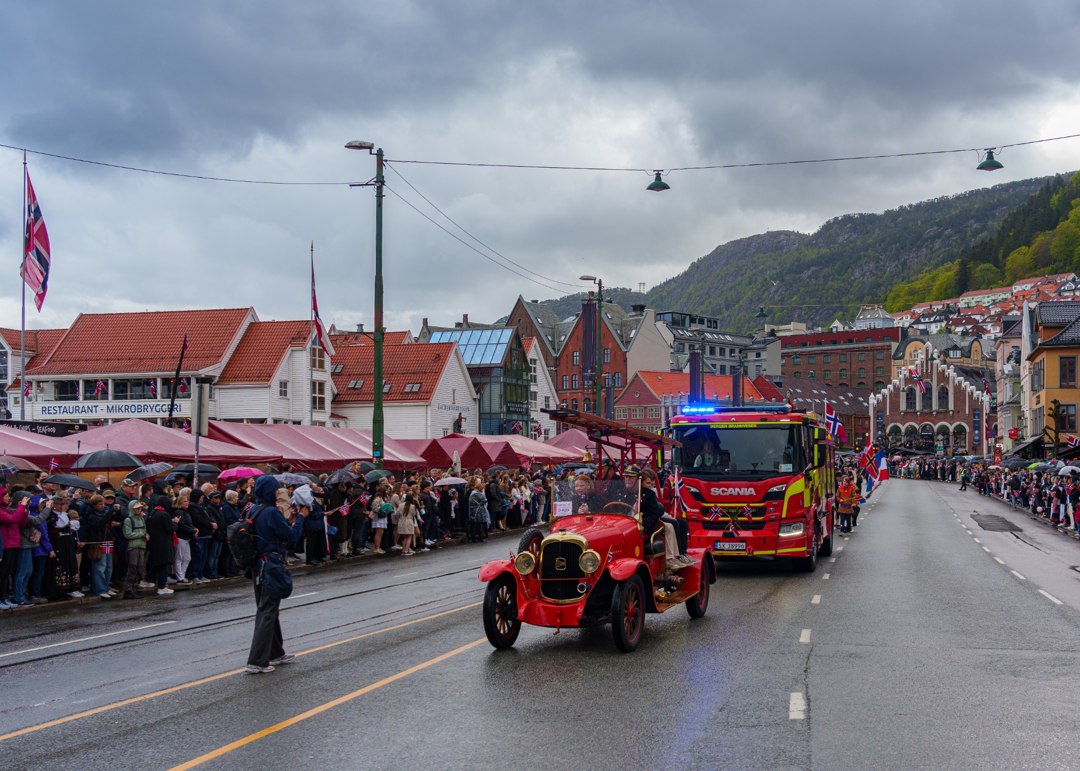 Veterankjøretøy i 17. mai-prosesjonen – A7400185
