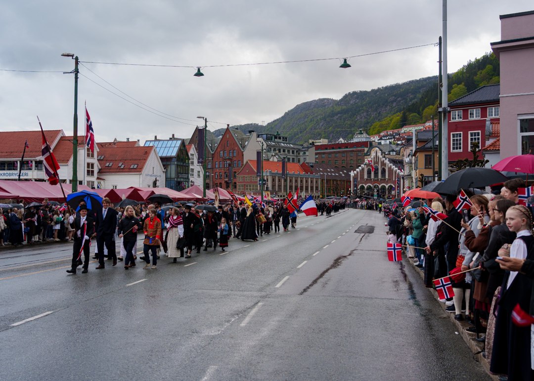 Flaggbærere og deltakere i hovedprosesjonen – A7400199