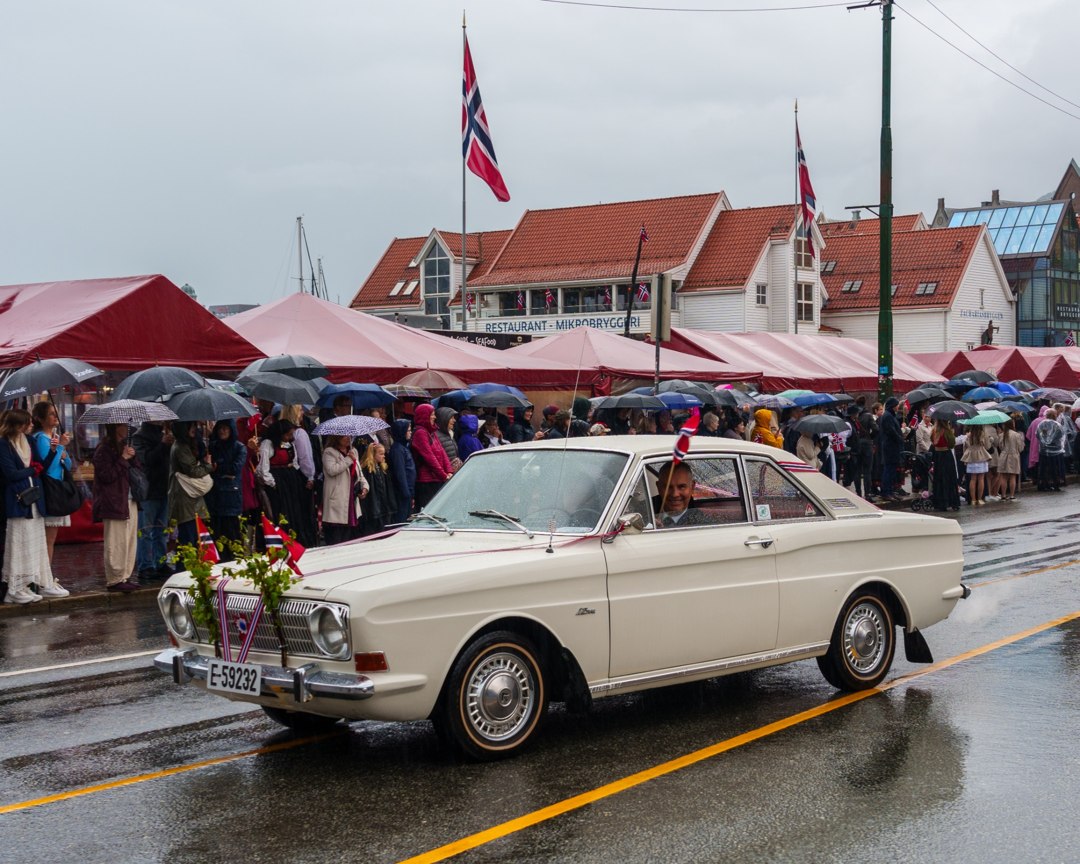 Veterankjøretøy i 17. mai-prosesjonen – A7400739