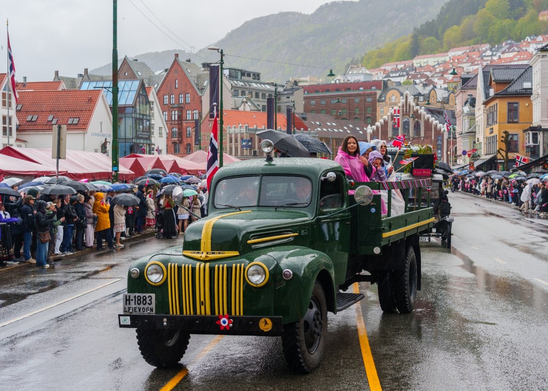 Veterankjøretøy i 17. mai-prosesjonen – A7400751
