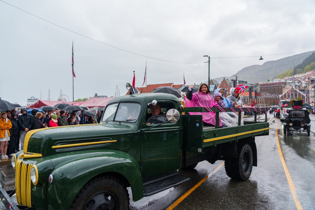 Veterankjøretøy i 17. mai-prosesjonen – A7400756