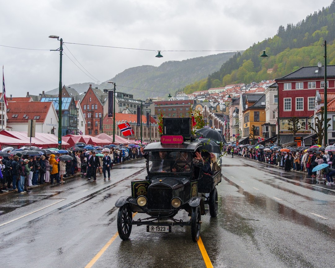 Veterankjøretøy i 17. mai-prosesjonen – A7400763