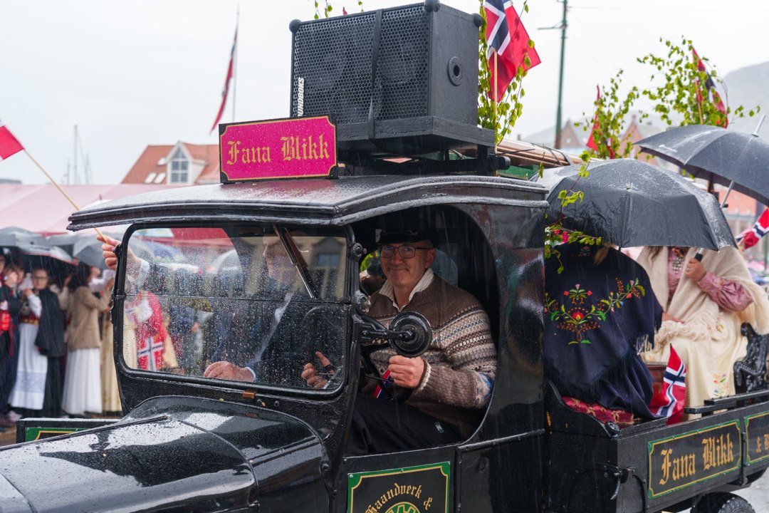 Veterankjøretøy i 17. mai-prosesjonen – A7400767