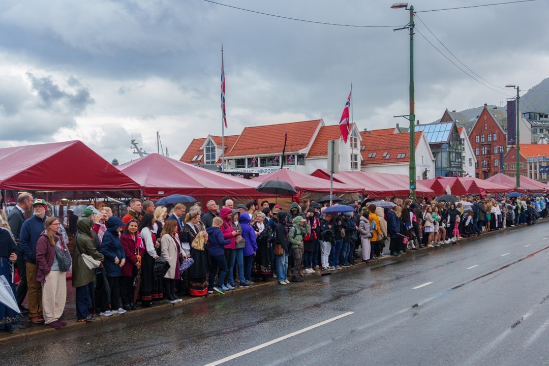 Tilskuere med paraplyer langs prosesjonsruten – A7400130