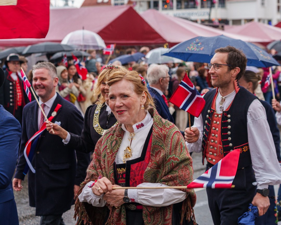 Deltakere med bunad og norske flagg i prosesjonen – A7400171