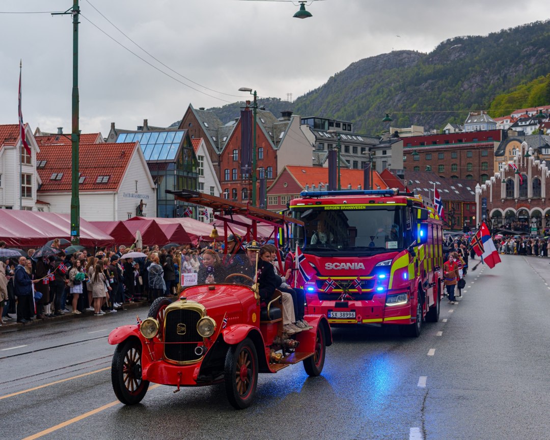 Brannbiler i prosesjonen – A7400187