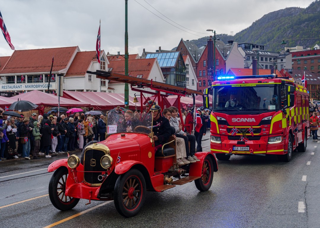 Brannbiler i prosesjonen – A7400191