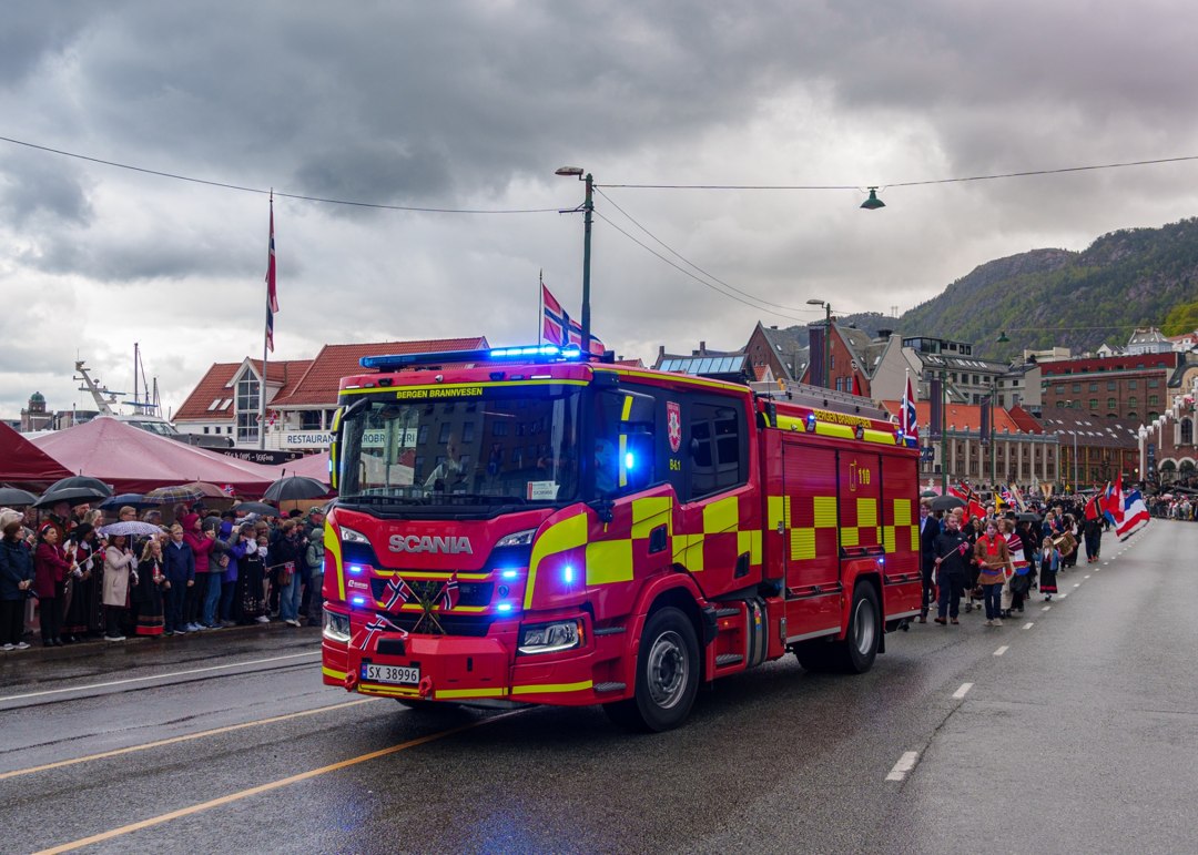 Brannbiler i prosesjonen – A7400198