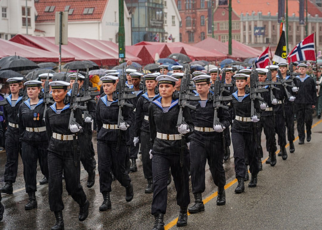 Uniformerte deltakere i prosesjonen – A7400252-2