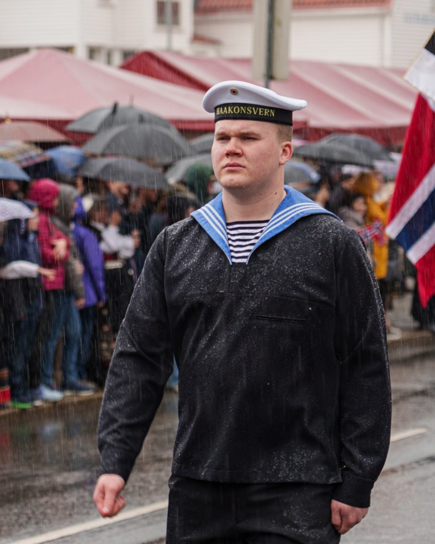 Uniformerte deltakere i prosesjonen – A7400257