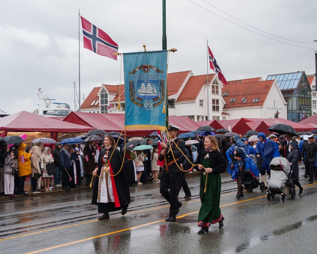Foreninger med faner og plakater i prosesjonen – A7400330