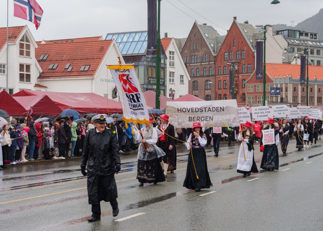 Foreninger med faner og plakater i prosesjonen – A7400332